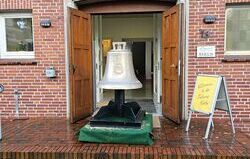 Neue Rekumer Glocke vor dem Kirchenportal