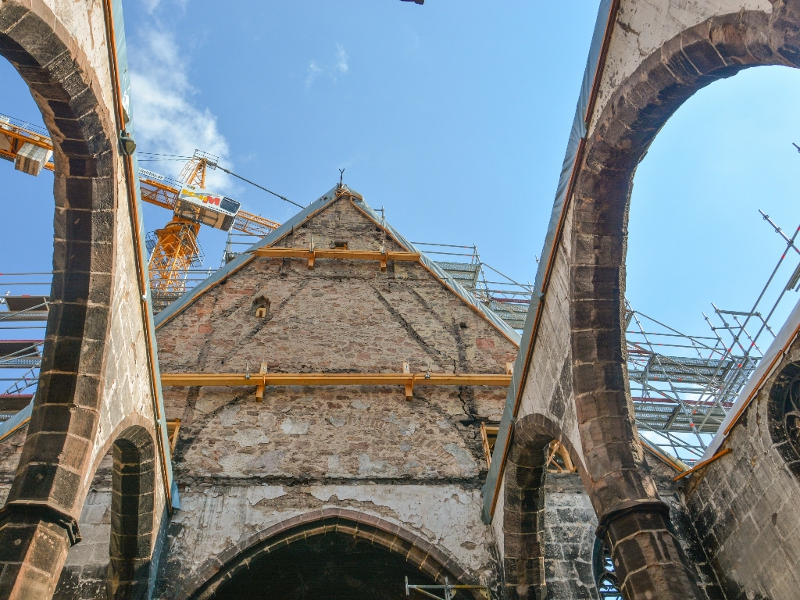 Kran in der ausgebrantten Kirche